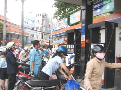 Xăng tăng nhẹ, người tiêu dùng vẫn lo